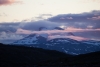 Von der Abendsonne beschienene Wolken verschleiern den Berg Áhkáris