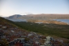 Blick von der Bergkuppe Njásjaválle auf die Halbinsel und den See Bartávrre